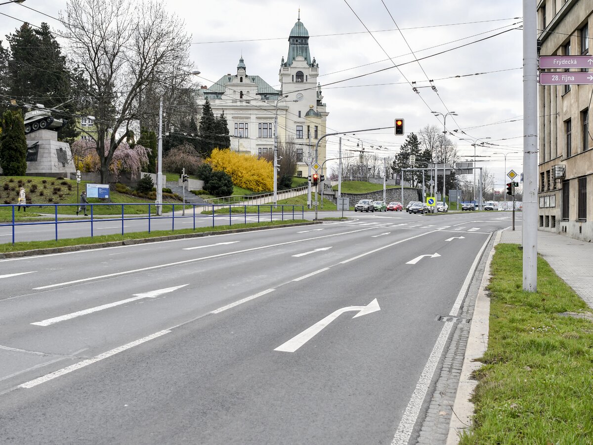 Komunikace Bohumínská dnes vtiskává lokalitě především dopravní charakter