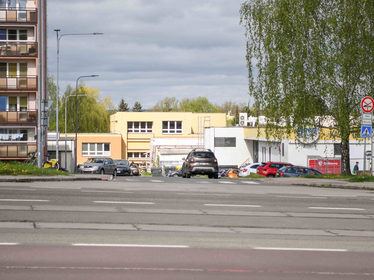 Ulice Předškolní v původním stavu - foceno směrem ke škole