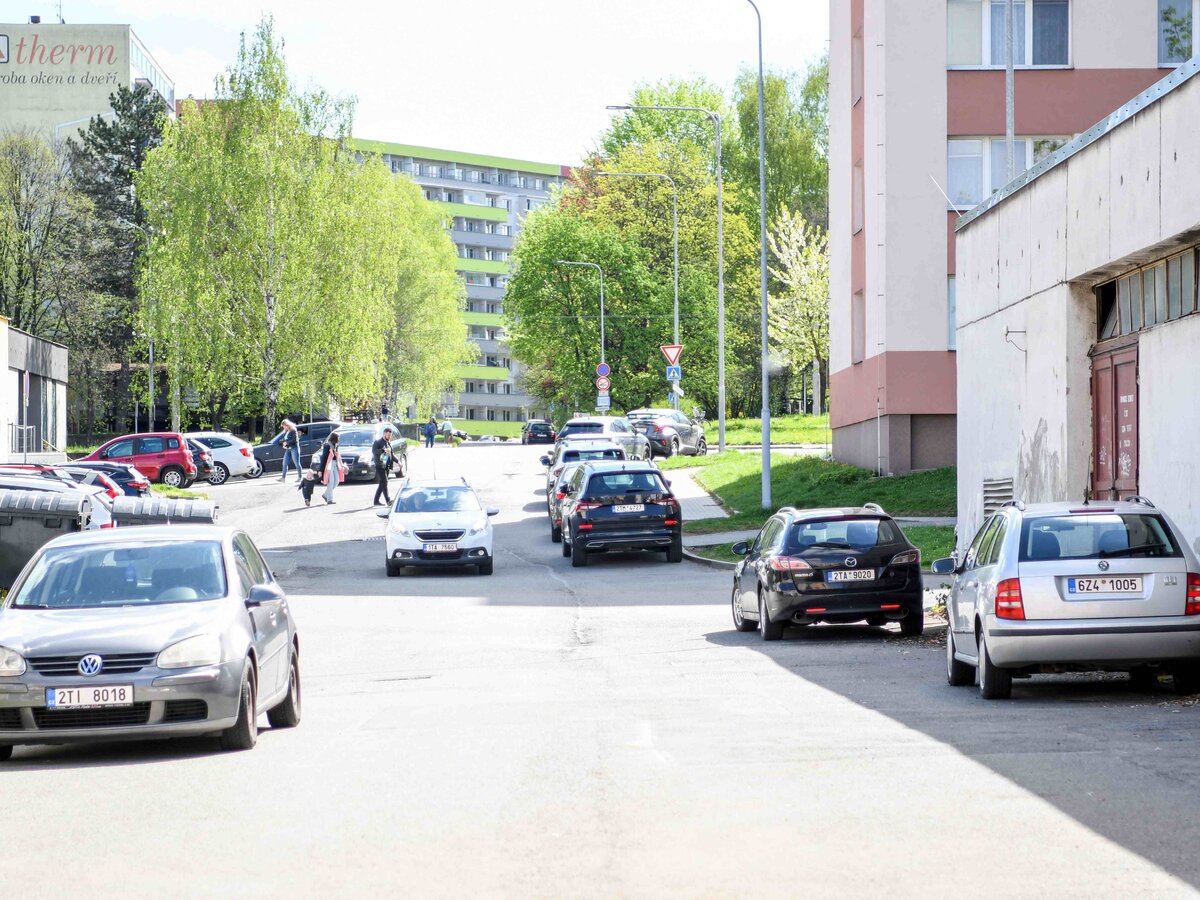 Ulice Předškolní v původním stavu - foceno směrem od školy.