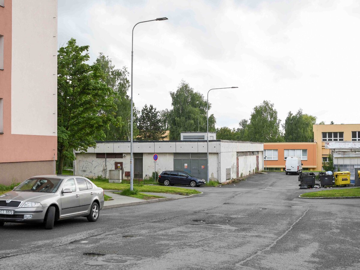 Ulice Předškolní v původním stavu s absencí organizace dopravy.