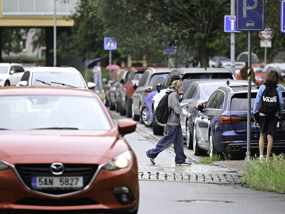 Předprostor ZŠ Ostrčilova v ranní špiččce, pohled do slepé části ulice