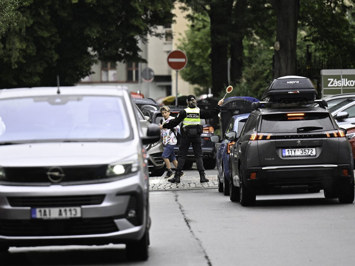 Předprostor ZŠ Ostrčilova v ranní špiččce, pohled k ulici Gregorova
