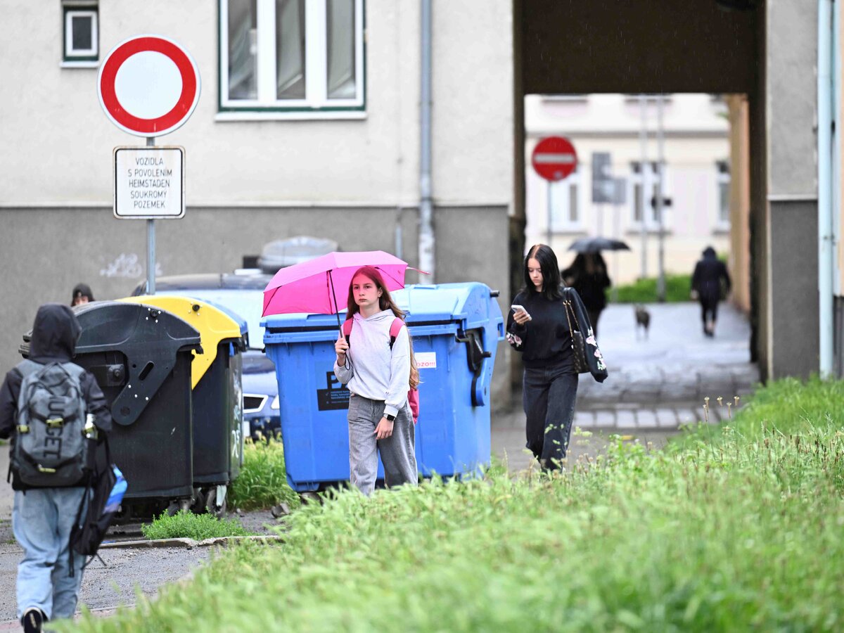Průchod k ZŠ Ostrčilova z ulice Na Desátém je jedna z nejvytíženějších pěších tras