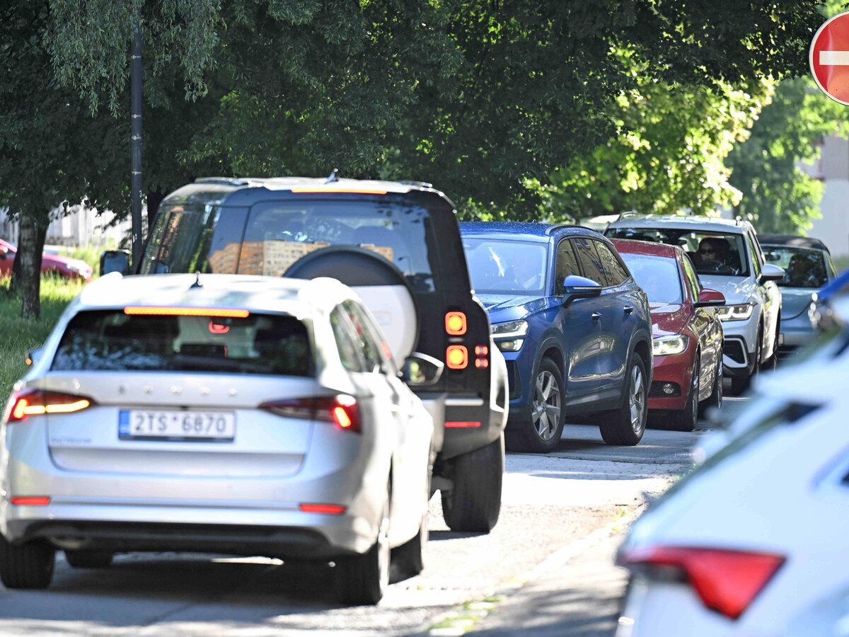 Ranní kolony v jednosměrné části ulice Ostrčilova
