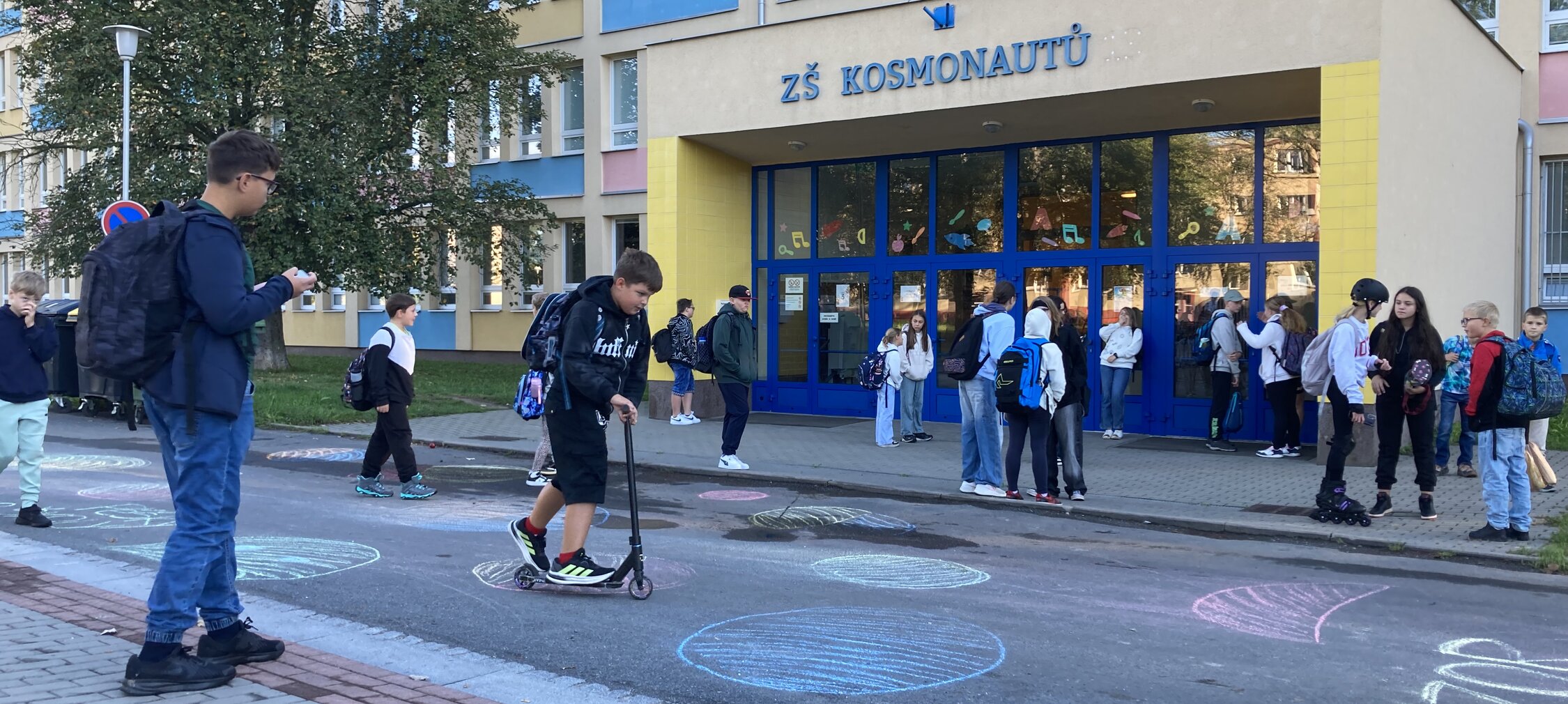 V rámci akce Pěšky do školy jsme pomohli zlepšit prostor pro děti u školy Kosmonautů