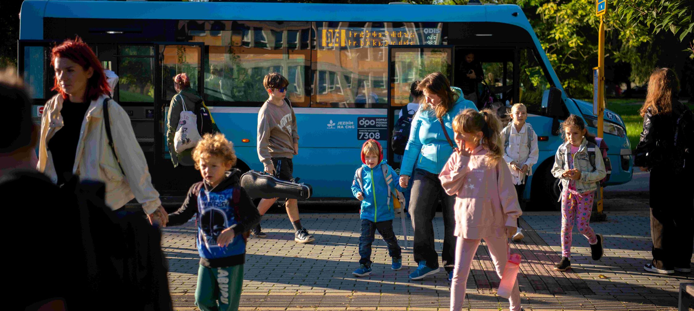 V rámci akce Pěšky do školy jsme pomohli zlepšit prostor pro děti u školy Kosmonautů