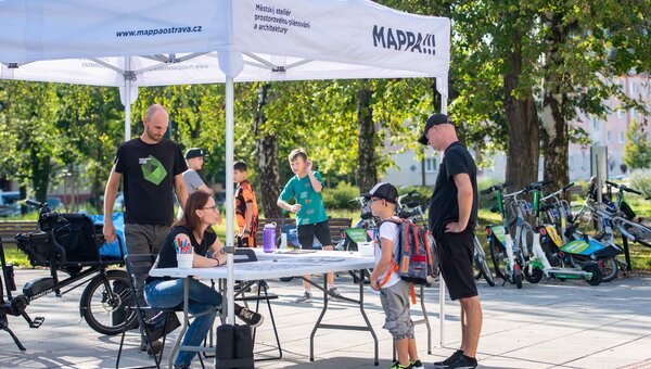 Školní ulice před ZŠ Kosmonautů měla podle výstupů z dotazníků úspěch