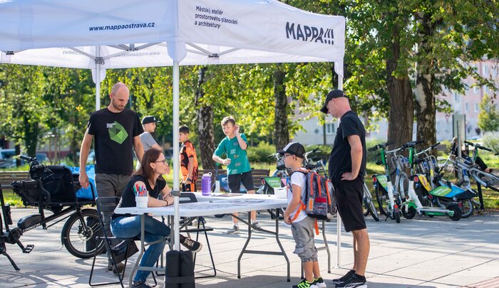 Školní ulice před ZŠ Kosmonautů měla podle výstupů z dotazníků úspěch Školní ulice před ZŠ Kosmonautů měla podle výstupů z dotazníků úspěch