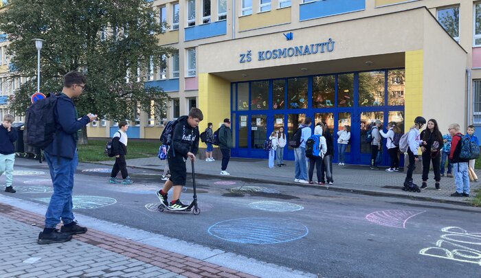 V rámci akce Pěšky do školy jsme pomohli zlepšit prostor pro děti u školy Kosmonautů