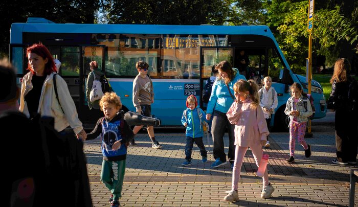 V rámci akce Pěšky do školy jsme pomohli zlepšit prostor pro děti u školy Kosmonautů V rámci akce Pěšky do školy jsme pomohli zlepšit prostor pro děti u školy Kosmonautů
